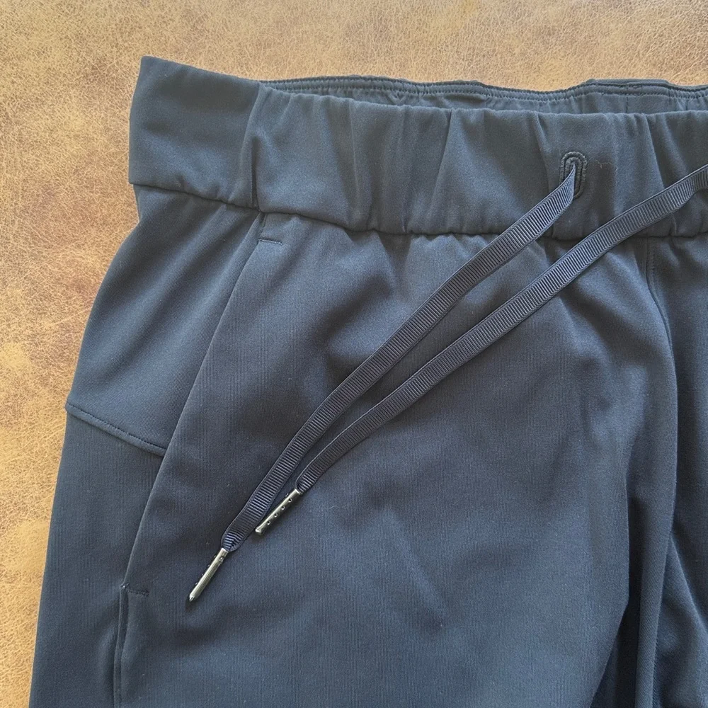Lululemon On the Fly Mid Rise Short 2.5" Sz 8 Regular Black Neutral Swift 8023 - Picture 3 of 8